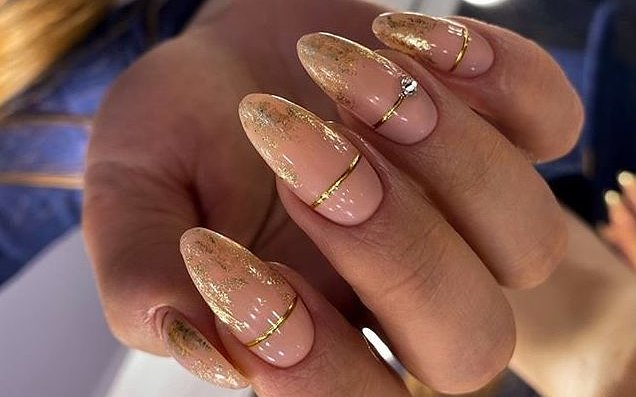Роскошные золотые ногти 2024-2025 — супермодные идеи маникюра с золотом