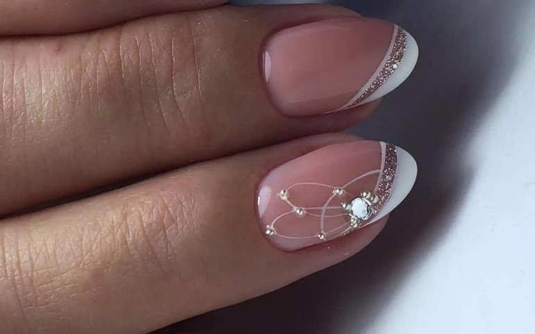 Маникюр на короткие ногти с маленькой ногтевой пластиной