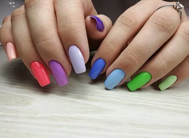 Самые красивые разноцветные ногти в сезоне 2023: фото-новинки