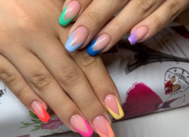 Самые красивые разноцветные ногти в сезоне 2023: фото, тренды, новинки