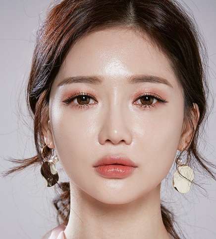 Естественный корейский макияж с эффектом влажной кожи