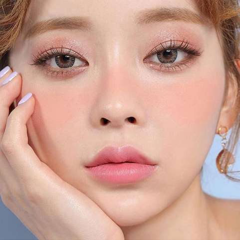 Нежный корейский макияж глаз с растушеванной стрелкой и шиммерными тенями