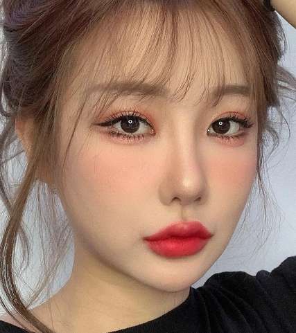 Корейский макияж с черными стрелками и розовыми блестящими тенями
