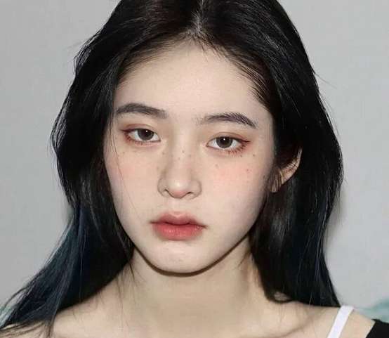 Легкий корейский макияж с прорисовкой веснушек