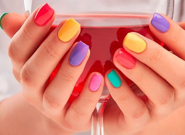 Самые красивые разноцветные ногти в сезоне 2023: 200+ фото, новинки