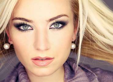 Повседневный макияж для серых глаз: 7 советов визажистов с актуальными фото-идеями 2022