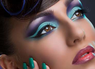 Модный тренд 2022 года: неоновые тени для макияжа глаз
