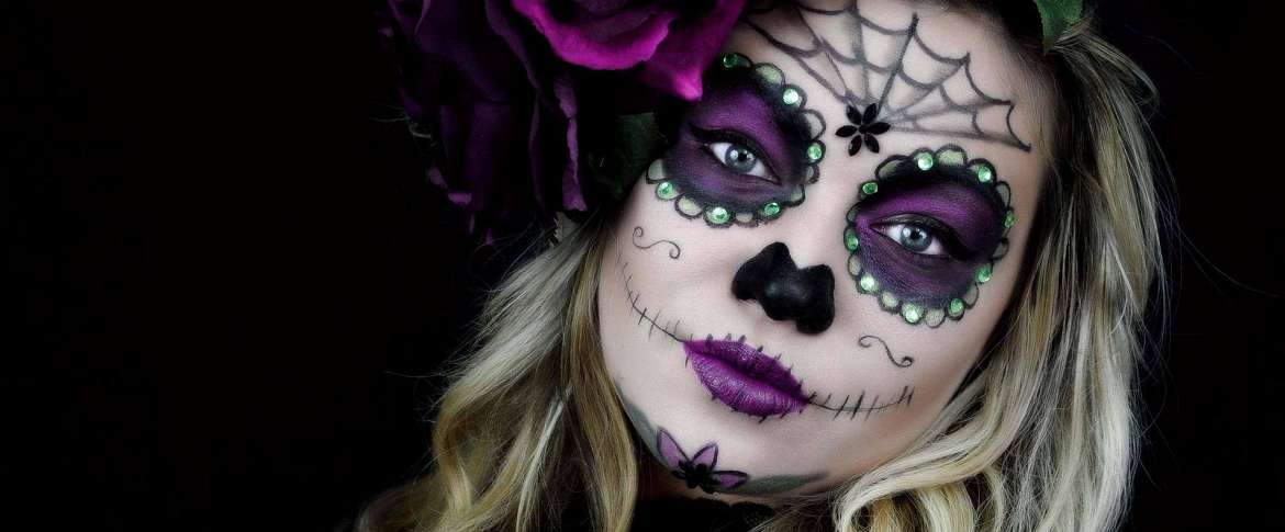 Яркий макияж на Хэллоуин в черно-розовых тонах