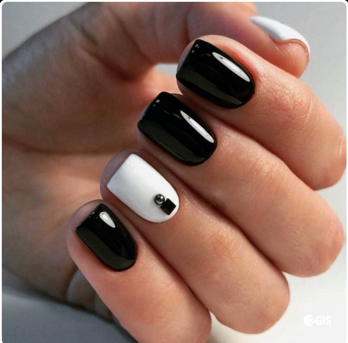 Черный маникюр на короткие ногти с дизайном