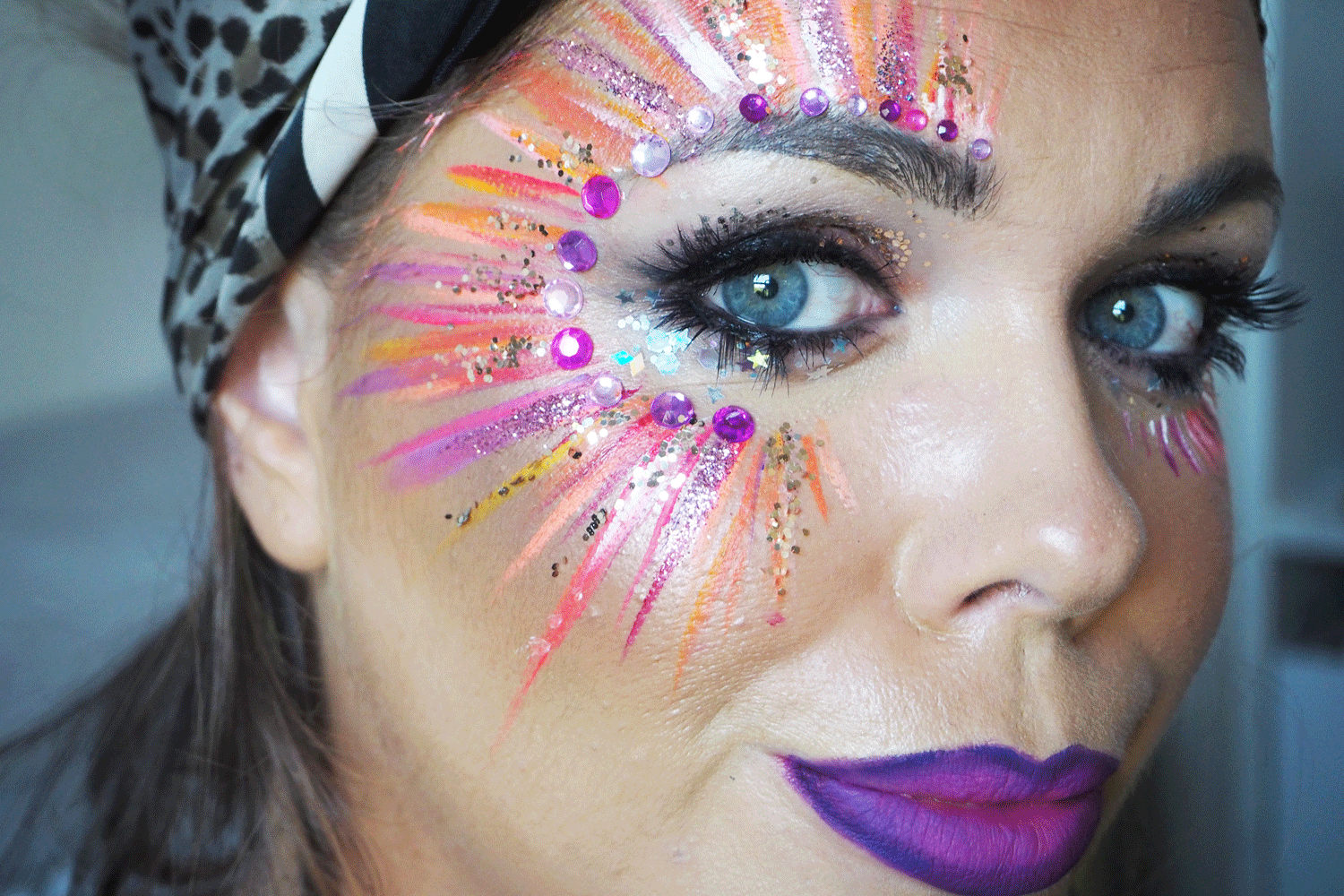 Фиолетово-сиреневые губы и необычный макияж глаз для летнего фестиваля